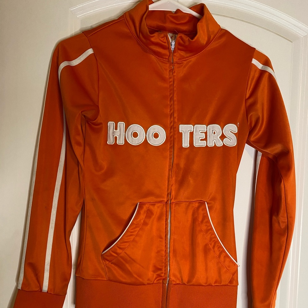Hooters set